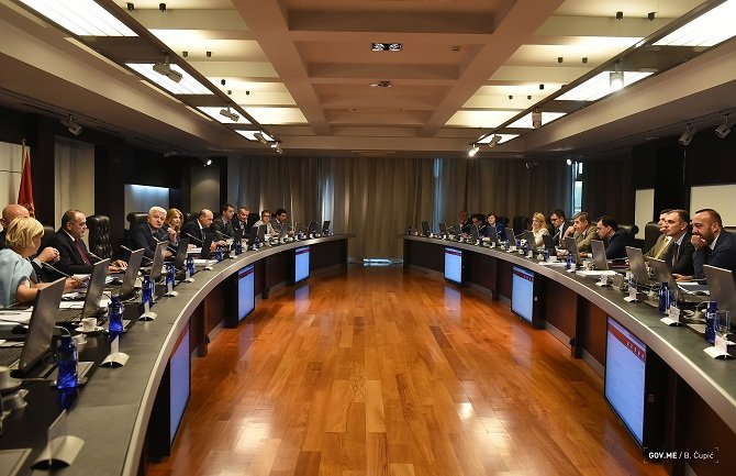 DN: Vladaće se u 2018. zadužiti 295 miliona eura
