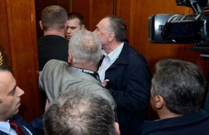 Pola poslaničke plate za nedolično ponašanje u Skupštini