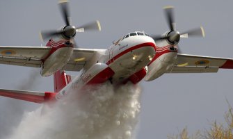 Požari i dalje aktivni, u pomoć stiže kanader iz Ukrajine