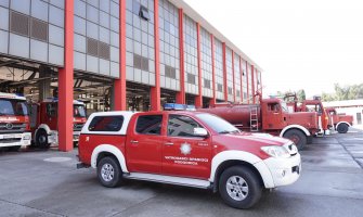 Dva automobila izgorjela na Karabuškom polju