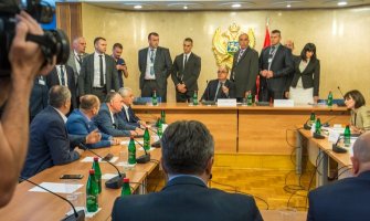Administrativni odbor danas,razmatra se skidanje imuniteta poslanicima DF-a
