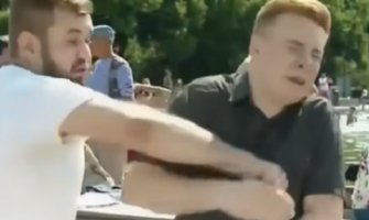 Pijani vojnik udario novinara u lice u direktnom prenosu (VIDEO)