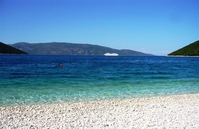 Plažu i barove zatvorili zbog 17 ljudi viška, ne poštuju mjere