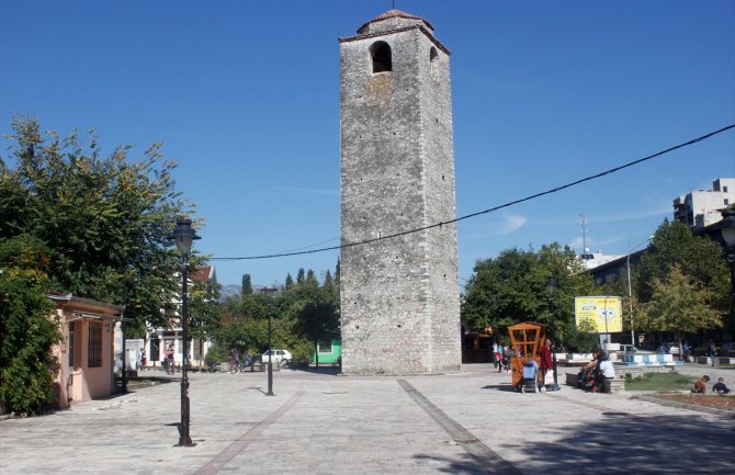 Polemika oko uklonjenog krsta na Sahat kuli, crkva traži vraćanje, Islamska zajednica protiv