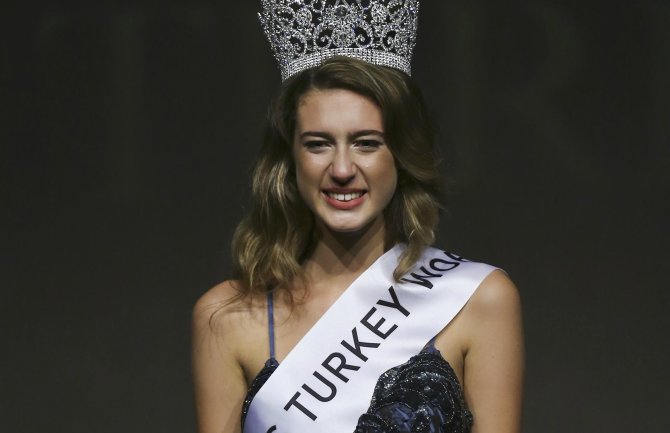 Misici Turske oduzeta kruna zbog neprimjerenog tvita o puču