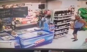 Krađa u crnogorskom marketu: Ukradene stvari stavljao ispod majice (VIDEO)