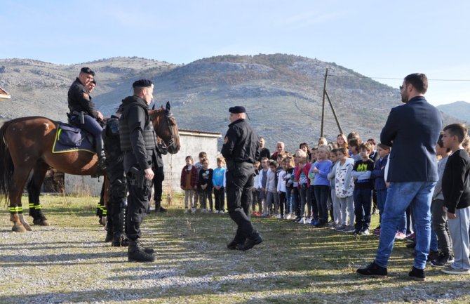 Učenici saznali nešto novo o policijskim konjima, psima i opremi