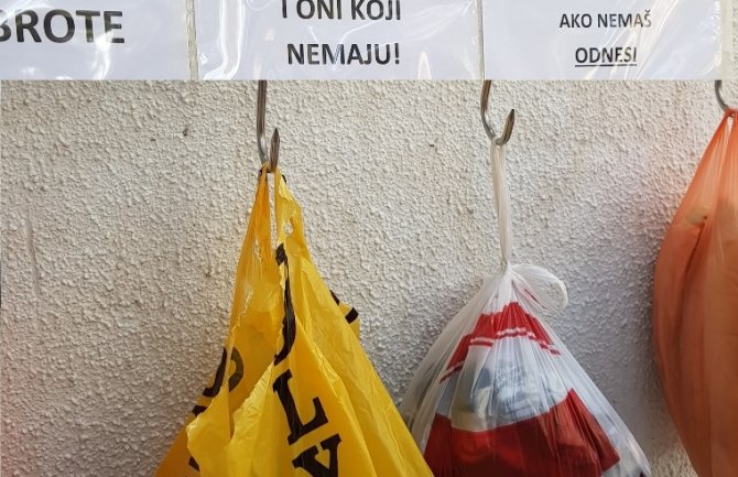 Ako imaš donesi, ako nemaš odnesi: U Podgorici postavljene kuke dobrote