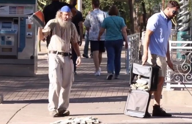 Slijepcu iz torbe ispao milion dolara, pogledajte reakciju prolaznika (Video)