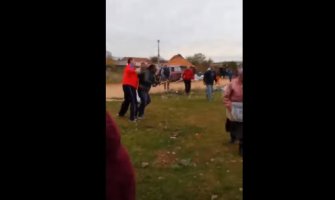 Tuča na nikšićkom buvljaku: Motkama rješavali problem(VIDEO)