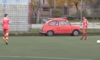 A đe pješke: Postavljanje zastavica na crnogorski način (VIDEO)