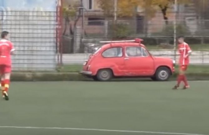 A đe pješke: Postavljanje zastavica na crnogorski način (VIDEO)