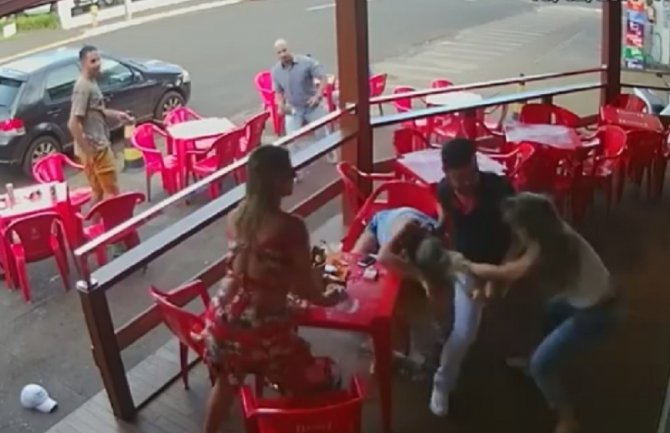 Žena uhvatila muža u prevari pa napravila neviđenu scenu (VIDEO)