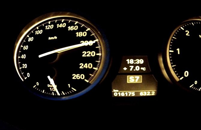 Vozili preko 200 km/h, jedan bježao od virusa korona, drugi od žene i djece