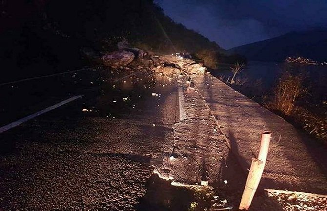 Obrušilo se brdo na putu Risan-Perast (VIDEO)