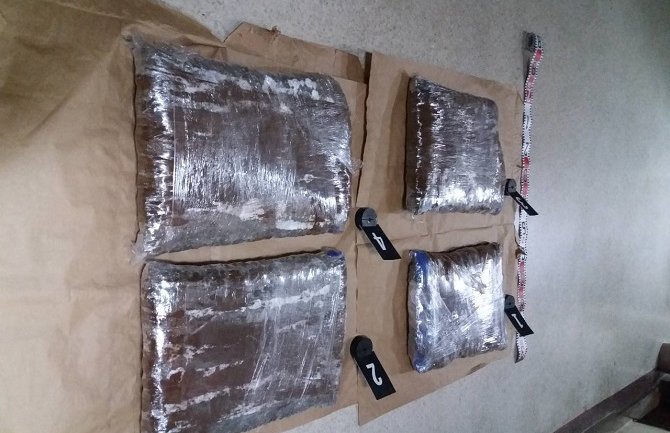 BP: U vozu i tri autobusa pronađena droga, tri lica uhapšena(FOTO)