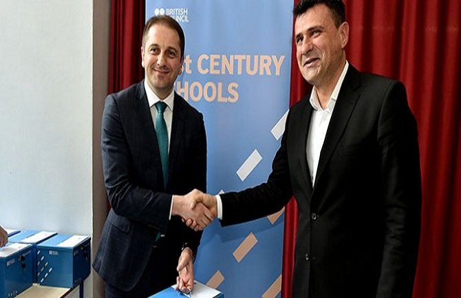Školama dodijeljeno 300 mikrobitova: Krećemo u digitalizaciju obrazovanja