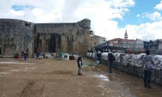 Najviše oštećeni obalni zidovi, utvrde i strukture pješčanih plaža