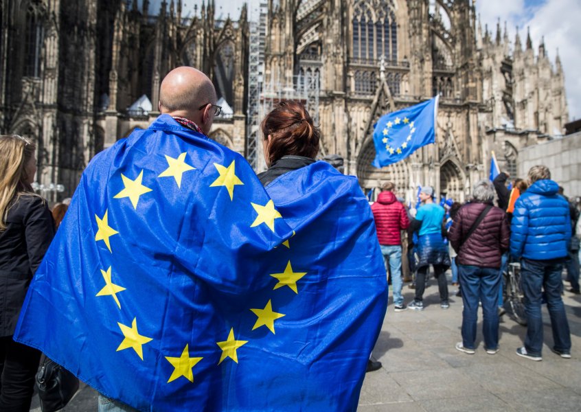 militantseuropeenscouvrentdrapeauUEdrassemblementPulseEuropeexterieurcathedraleCologneouestAllemagne23avril201701399992