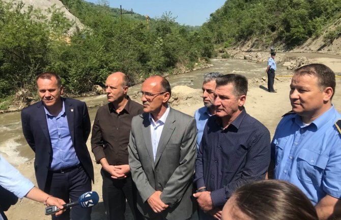 Kosovo: Potraga za policajcima koji su se survali u rijeku