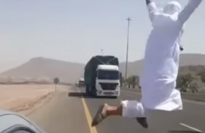 Saudijac skočio pred kamion nasred autoputa (VIDEO)