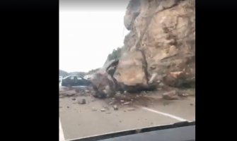 Veći odron kod Grahova, automobil oštećen(VIDEO)