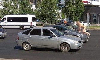 Gola djevojka zaustavljala automobile i pela se na haubu (Video)