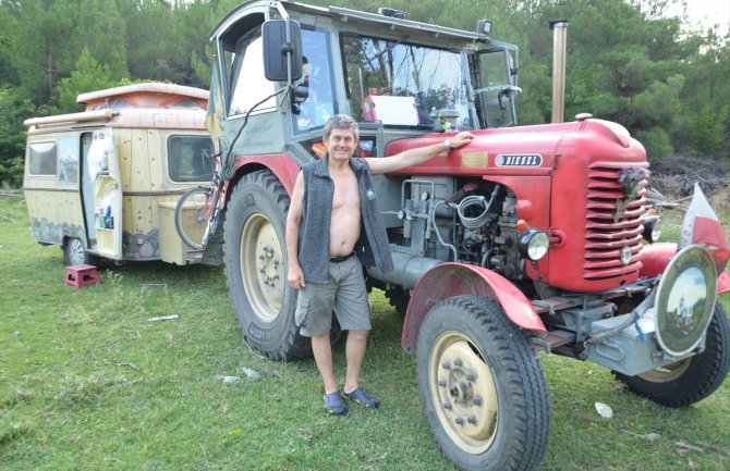 Austrijski farmer na traktoru obilazi Evropu (FOTO)