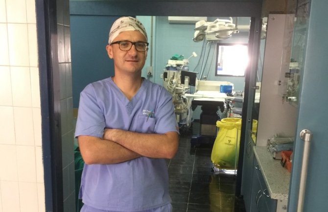 Pod vođstvom ljekara Saše Radovića iz Bijelog Polja izvršena prva operacija penilne hipospadije