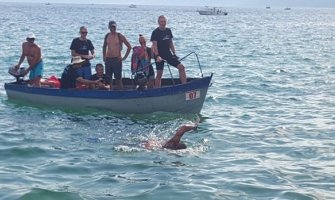 Nije posustao uprkos grčevima: Mladi Uroš preplivao Ohridsko jezero (FOTO)