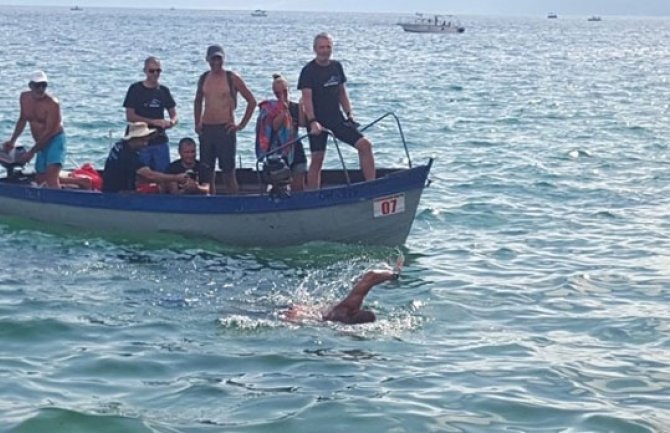 Nije posustao uprkos grčevima: Mladi Uroš preplivao Ohridsko jezero (FOTO)