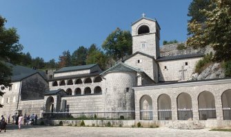 Ekipi TVCG zabranili snimanje u porti Cetinjskog manastira, podnijeli prijavu policiji
