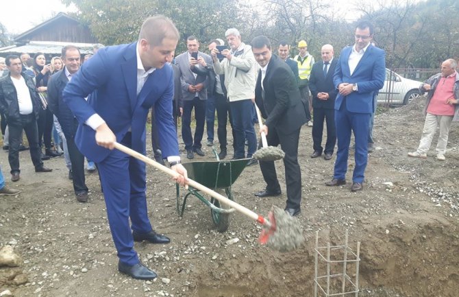 Plav: U Vojnom selu grade školu vrijednosti od oko 200 hiljada eura; Gradonačelnik: Mještani da se potrude da ima što više đaka