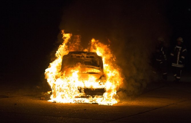 U budvanskom naselju zapaljen automobil