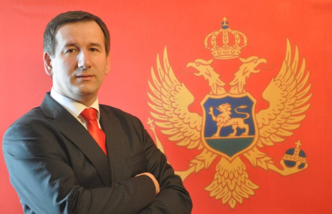 Izgraditi dodatnu saobraćajnu traku na lokalitetu Krstac-Mojkovac