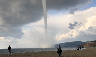 Turska: U naletu tornada u Antaliji povrijeđena jedna osoba(FOTO)
