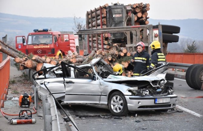 Prevrnula se prikolica sa drvima, stabla smrskala BMW sa vojnicima