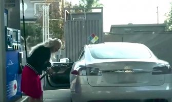 Žena htjela električni automobil da napuni gorivom (VIDEO)