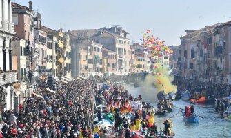  Počeo Karneval u Veneciji: Superheroji, pirati i princeze isplovili gondolama