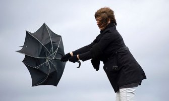Službe da podignu nivo operativne spremnosti, mogućnost pada crijepa sa krovova, stabala...