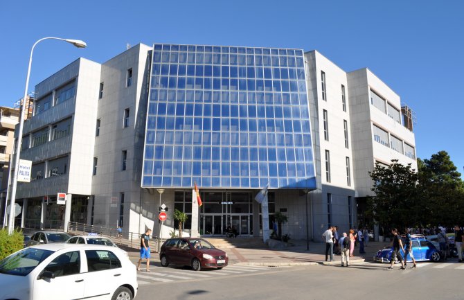 Opštini Tivat ne prijeti blokada, sa računa u Atlas banci se isplaćuju plate zaposlenima
