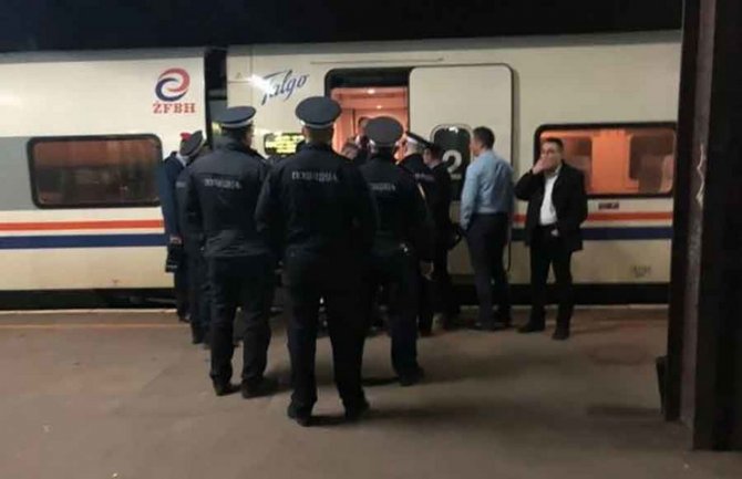 Banjalučka policija nije dozvolila grupi migranata da se iskrcaju iz voza (FOTO)