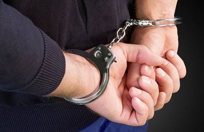 Policija identifikovala i lišila slobode lice koje je pomagalo osumnjičenom za ubistvo