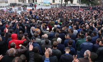Hiljade demonstranata pred parlamentom Albanije traže prijevremene izbore