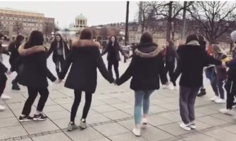 Bosanke zaigrale užičko na trgu u Štutgartu (VIDEO)