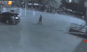 Opljačkao ženu uz prijetnju nožem pa se sažalio i vratio joj novac (VIDEO)