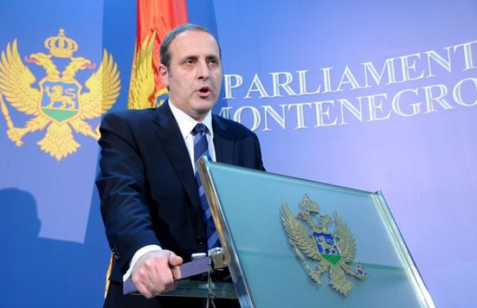 Amandman LP:  Državna zastava da se ističe i na zgradama gdje se nalaze političke partije