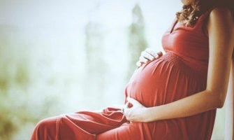 Postporođajna depresija: „Dok sam dojila ćerku, zamišljala sam kako je bacam kroz prozor