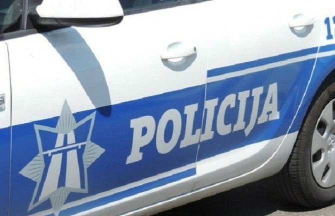 Četiri osobe uhapšene zbog sumnje da su se u Tuzima nasilnički ponašale prema odborniku DPS-a