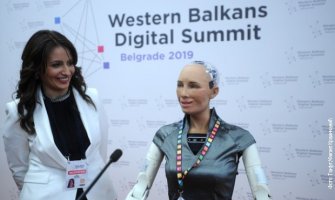 Robot Sofija u Beogradu: Voljela bi da bude komičarka, za ljubav premlada...